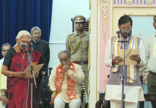 UP Cabinet Expansion Live : योगी कैबिनेट में छह नए चेहरे हुए शामिल, भूपेंद्र सिंह व मनोज पांडेय बने मंत्री