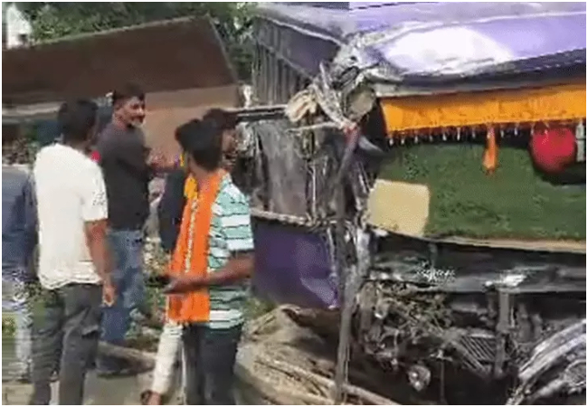 खीरी में अनियंत्रित बस बिजली के पोल से टकराकर डम्पर से भिड़ी, 29 यात्री घायल व 13 की हालत गंभीर, 100 किमी की स्पीड में हुई टक्कर