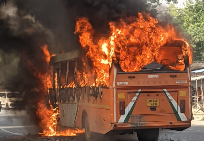 Video-यूपी परिवहन निगम की चलती बस बनी आग का गोला, ड्राइवर की सूझबूझ से बचीं दर्जनों जिंदगियां