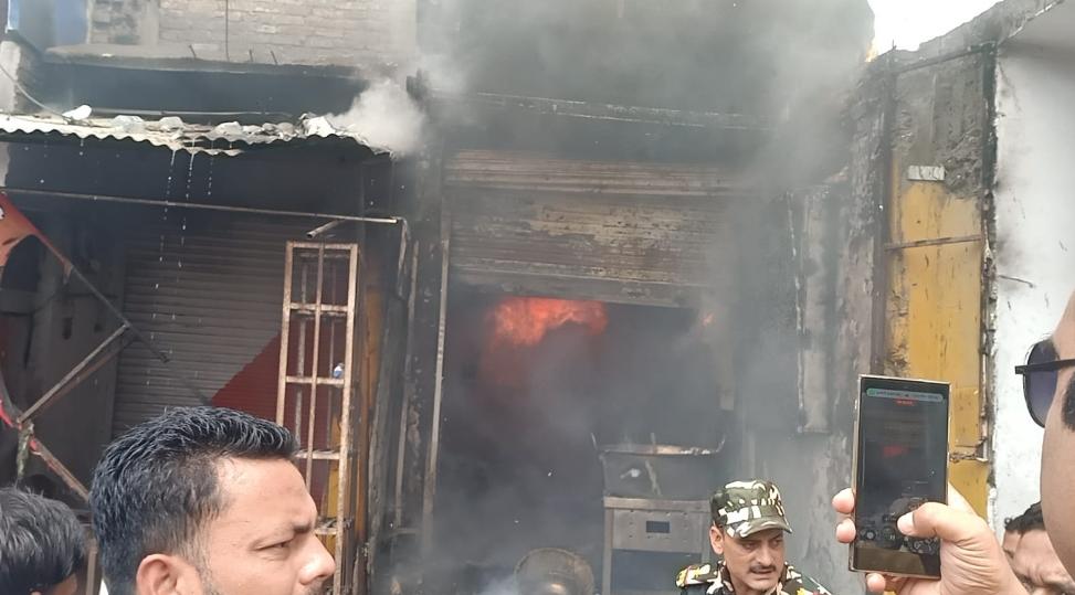 सोनौली सीमा पर आग का तांडव! चिप्स दुकान जलकर खाक, नेपाल की दमकल ने बढ़ाई मदद का हाथ
