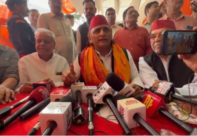 UP News : अखिलेश यादव ने भाजपा सरकार पर कसा तंज, बोले-रुपया गिरा, पेपर लीक हुआ, सरकार फिर भी ‘मजबूत’