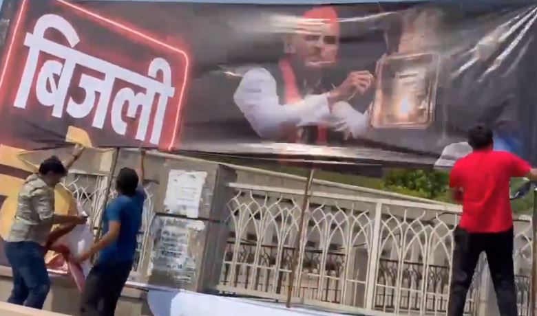 अखिलेश यादव के खिलाफ राजधानी की सड़कों पर लगा विवादित पोस्टर, सपा नेताओं ने होर्डिंग फाड़े