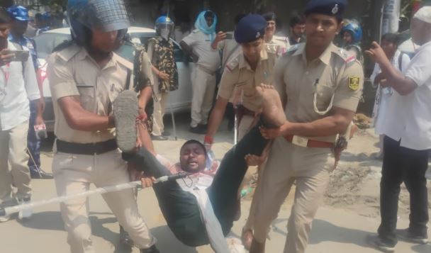 नौकरी के बदले मिलीं लाठियां: बिहार में TRE-4 के अभ्यार्थियों पर पुलिस ने किया लाठीचार्ज, कई घायल