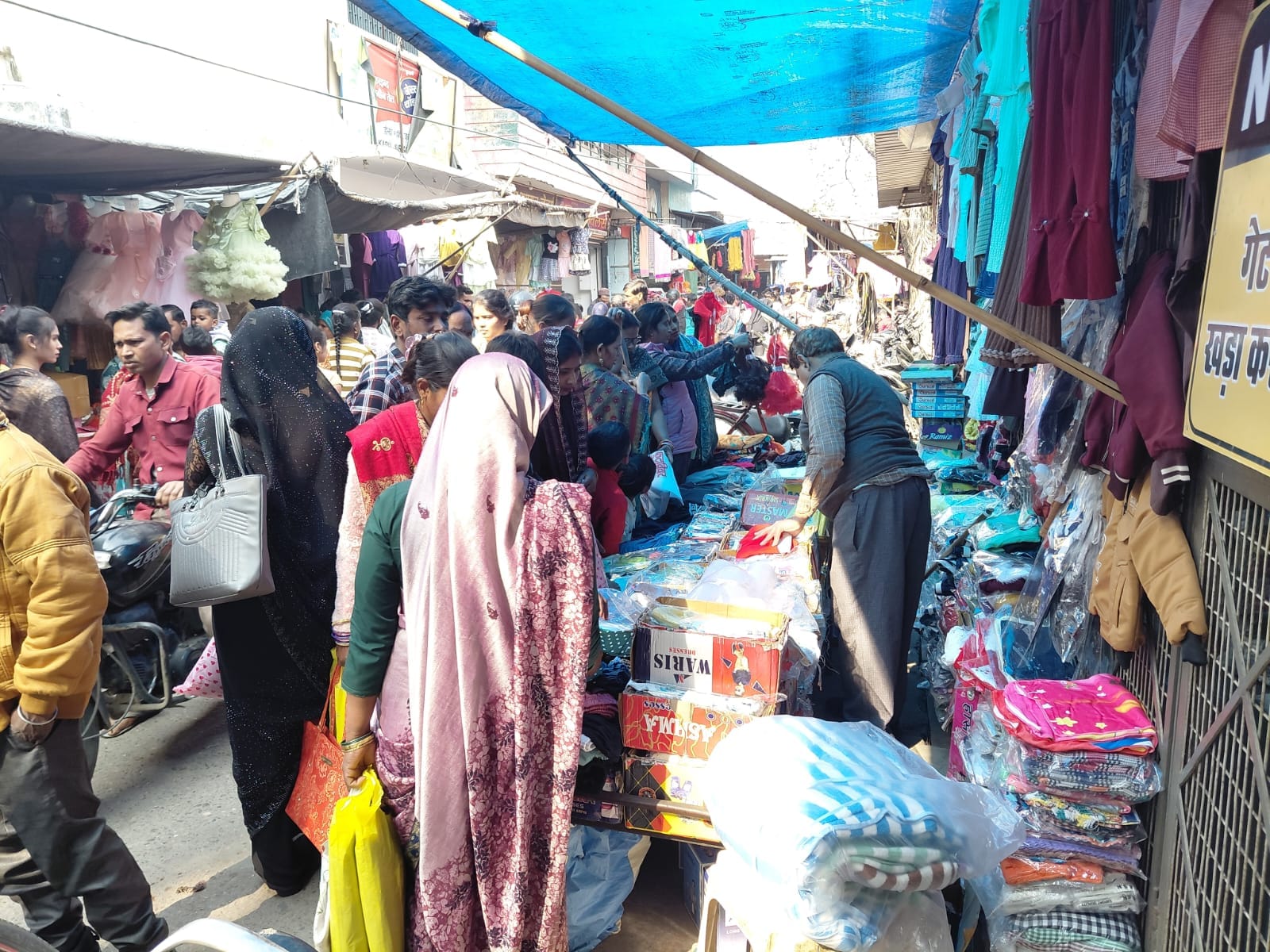 NAUTANWA:हनुमान चौक से सेंट्रल बैंक तक सड़कों पर कब्जा, राहगीर बेहाल, जिम्मेदार मौन