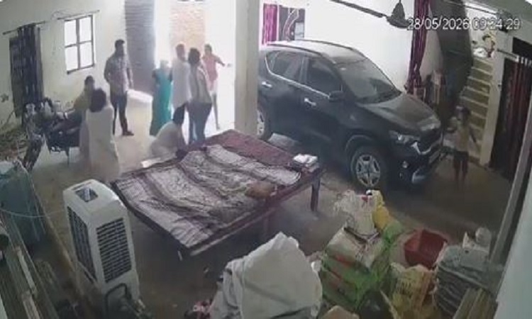 सपा की महिला नेता को बाल खींचकर घसीटा, लात-घूंसों से पीटा...CCTV कैमरे में कैद हुई पूरे घटना