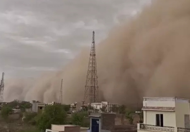 पाकिस्तान से उठे रेतीले तूफान ने राजस्थान में मचाई तबाही, रेतीले बवंडर का वीडियो वायरल