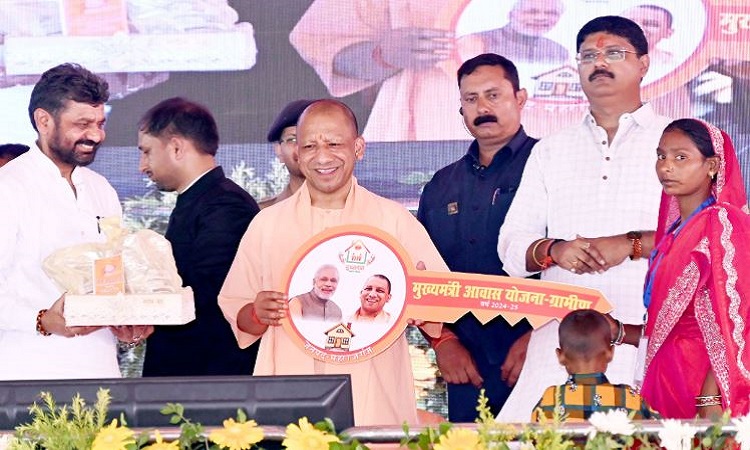 अब कोई माफिया किसी गरीब की जमीन पर नहीं कर सकता है कब्जा : सीएम योगी