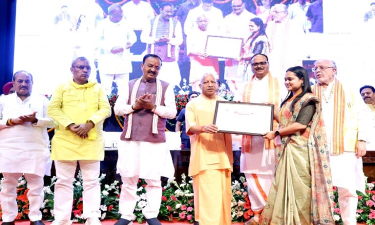 CM योगी ने वितरित किया 932 अभ्यर्थियों को नियुक्ति पत्र, कहा-परिश्रम व्यक्ति को सफलता की ऊंचाइयों तक है पहुंचाता