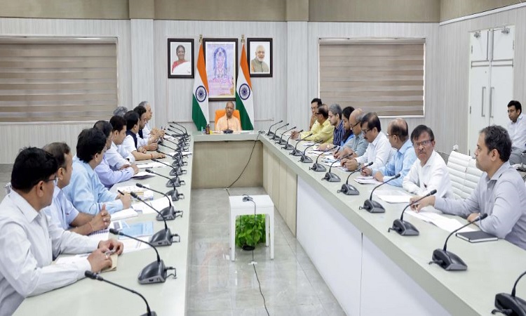 ट्रांसफॉर्मर खराब होने, फीडर बाधित होने और शिकायत निस्तारण में किसी भी स्तर पर लापरवाही स्वीकार नहीं की जाएगी: सीएम योगी