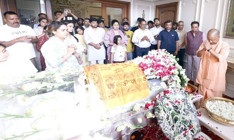 Prateek Yadav Death: अर्पणा यादव के घर पहुंचे सीएम योगी, पार्थिव शरीर पर पुष्प अर्पित कर दी श्रद्धांजलि, परिवार को ढांढस बंधाया
