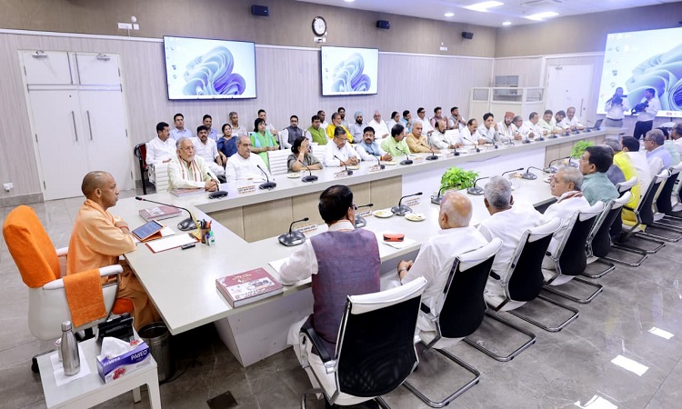 मंत्री सप्ताह में कम से कम एक दिन मेट्रो, बस, ई-रिक्शा, कारपूलिंग या फिर सार्वजनिक परिवहन का करें उपयोग: सीएम योगी