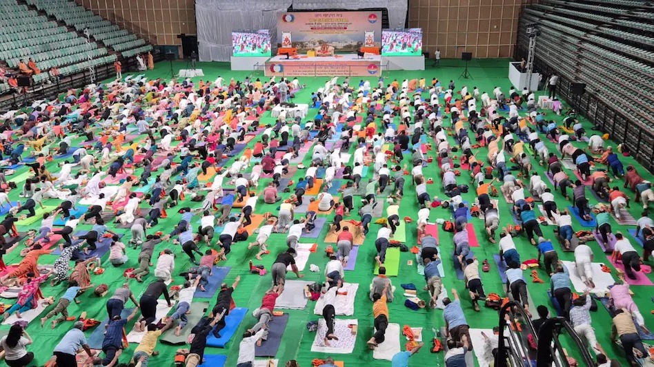 त्यागराज स्टेडियम में गूंजा योग का मंत्र: 'भारत योग यात्रा' के आगाज से साधकों में भरा उत्साह