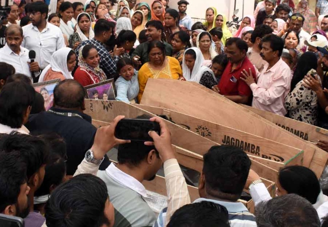 जबलपुर क्रूज हादसा: मां ने मौत के बाद भी नहीं छोड़ा बेटे का साथ: एक ही कब्र में साथ दफ़न हुए मां-बेटे