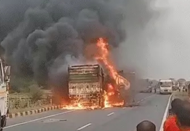 गोरखपुर में ट्रक-डंपर की भिड़ंत के बाद लगी भीषड़ आग, ड्राइवर-क्लीनर जिंदा जले, सिर्फ कंकाल बचा