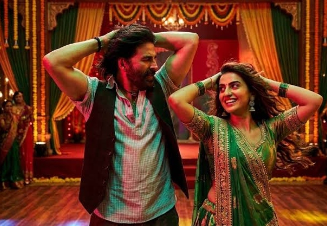 Bollywood, Entertainment: भोजपुरी हसीना संग नॉटी हुए अक्षय कुमार, अक्षरा सिंह संग मटकाई कमर