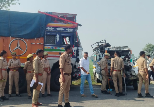 लखीमपुर खीरी में भीषण सड़क हादसा: ट्रक और मैजिक की भिड़ंत,10 लोगों की मौत,