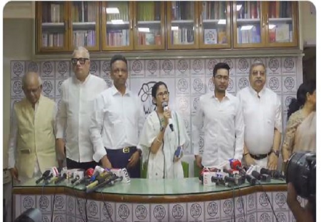 'आमी इस्तीफा ना देबो' ममता बनर्जी का लोकभवन जाने से इनकार, बोलीं-'मैं हारी नहीं हूं, यह जनादेश नहीं, जबरन थोपी गई हार है