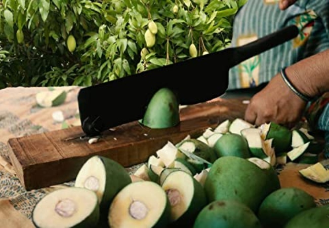Mango Pickle Hacks: न हाथ दुखेंगे, न मेहनत लगेगी, बस अपनाएं यह सीक्रेट ट्रिक और मिनटों में काटें ढेरों कच्चे आम