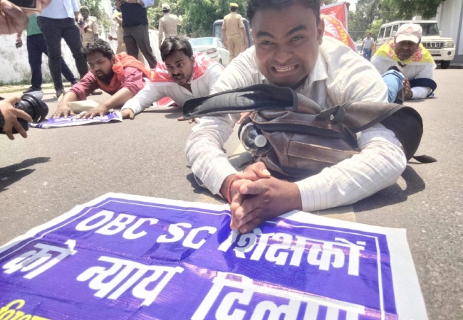 69 हजार शिक्षक भर्ती: लखनऊ में धूप से झुलसती सड़क पर नौकरी की आस लिए, लेटकर OBC-SC अभ्यर्थियों का प्रदर्शन