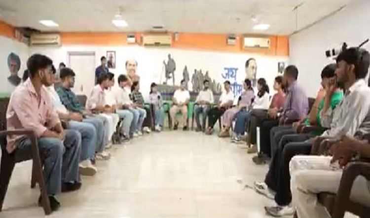 NEET छात्रों से मुलाक़ात में एक बात साफ़ हो गई कि भारत का युवा पीएम नरेंद्र मोदी पर भरोसा नहीं करता: राहुल गांधी