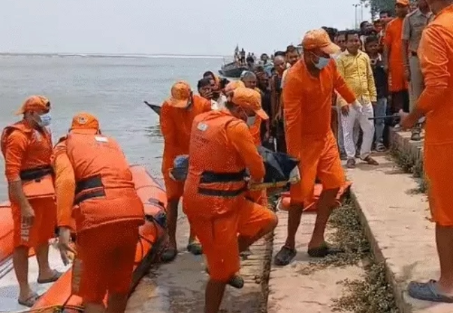 पटना: गंगा में डूबी नाव, तीन की मौत, स्थानीय गोताखोर ने बचाई 7 की जान, 4 लोग अब भी लापता