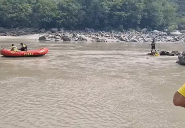 ऋषिकेश में प्रतिबंधित घाट पर फोटो खींचते वक्त गंगा में बहे यूपी के दो युवक, सर्च ऑपरेशन जारी