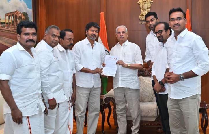 Tamil Nadu Politics TVK : तमिलनाडु में टीवीके ने पेश किया सरकार बनाने का दावा,राज्यपाल से मिले राजनेता विजय