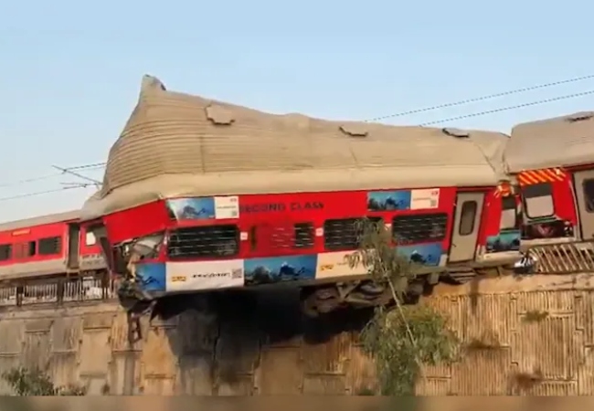 ऋषिकेश में शंटिंग के दौरान बफर से टकराया इंजन, पटरी से उतरे उज्जैनी एक्सप्रेस के 3 डिब्बे