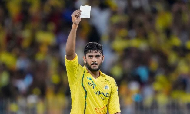 IPL 2026: उर्विल पटेल की 13 गेंदों में बनाया अर्धशतक, 'दिस इज फोर यू पापा' लिखी पर्ची को दिखाया