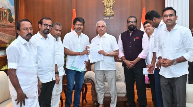 तमिलनाडु में नई सरकार गठन का रास्ता साफ: विजय कल लेंगे मुख्यमंत्री पद की शपथ, राज्यपाल ने दिया सरकार बनाने का न्योता