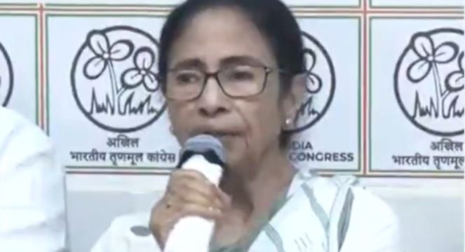 हमारी पार्टी चुनाव हारी नहीं बल्कि हराई गई, चुनाव आयोग बड़ा विलेन है, हमारी लड़ाई बीजेपी से नहीं थी: ममता बनर्जी