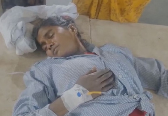 दरांती लेकर मगरमच्छ से भिड़ गई चाची, भतीजी को मगरमच्छ के जबड़े से खींचकर बचाया