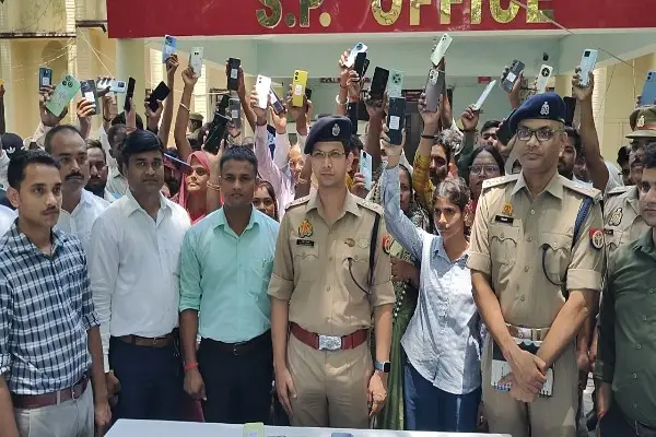 तकनीक के दम पर महराजगंज पुलिस ने लौटाई 105 लोगों की मुस्कान, 31 लाख के मोबाइल बरामद