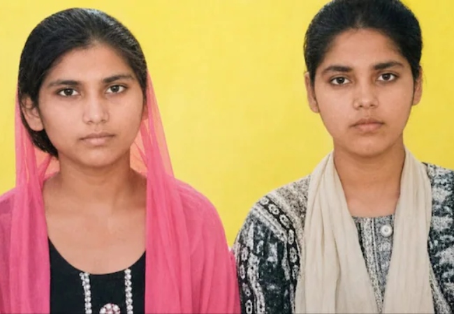 बहनों की बेरहमी से हत्या, दोनों नाबालिग भाई गिरफ्तार, पिता फरार