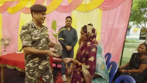 'एक पेड़ मां के नाम' अभियान में जुटे SSB जवान, भारत-नेपाल सीमा पर घर-घर बांट रहे फलदार पौधे