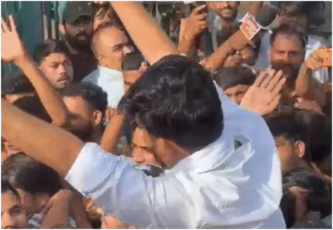 जयपुर में CJP के फाउंडर अभिजीत दीपके को युवकों ने मारे थप्पड़, समर्थकों ने हमलावरों को पीटा