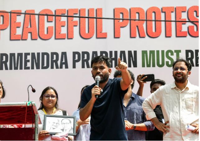 कॉकरोच जनता पार्टी का प्रदर्शन खत्म कराने पहुंची दिल्ली पुलिस, अभिजीत दीपके बोले- शिक्षा मंत्री प्रधान के इस्तीफे तक नहीं हटेंगे