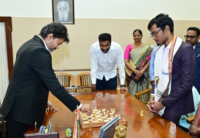 CM विजय ने ग्रैंडमास्टर प्रज्ञानानंद के साथ खेला शतरंज, नॉर्वे चेस 2026 चैंपियन को सौंपा 50 लाख रुपये का चेक