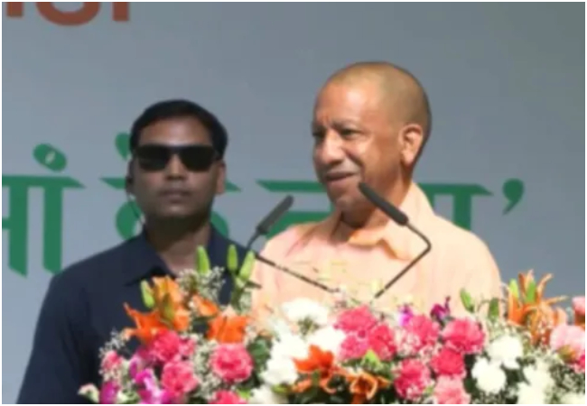 VIDEO : CM योगी ने मुस्कुराते हुए कसा तंज, बोले- हमने हर घर नल योजना को आगे बढ़ाया, लेकिन कुछ लोग टोंटी चोरी कर...