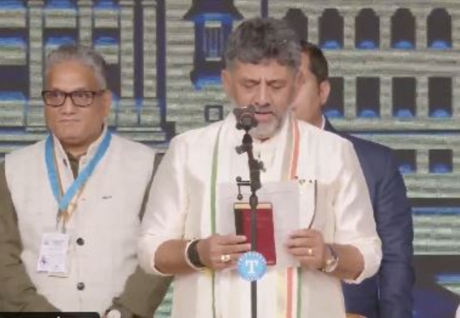 कर्नाटक के CM बने डीके शिवकुमार, संविधान हाथ में लेकर ली शपथ, जी परमेश्वर बने उपमुख्यमंत्री