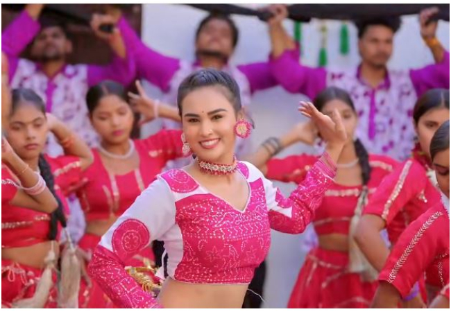 भोजपुरी इंडस्ट्री की नई सेंसेशन इशिका टोरिया ने घाघरा चोली अवतार में लूटी महफिल, 'दिलवा देबे के पड़ी' गाने से फैंस हुए मदहोश