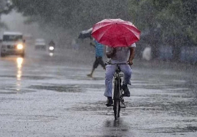 IMD Rain Alert : यूपी-बिहार, दिल्ली-राजस्थान समेत 17 राज्यों में आंधी-बारिश का अलर्ट, 80 किमी/घंटा तक तेज हवाएं चलने की चेतावनी जारी