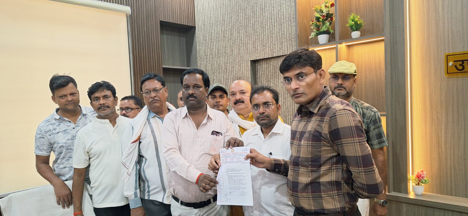 नौतनवा-व्यापारियों की 6 सूत्रीय मांगों को लेकर मुख्यमंत्री के नाम सौंपा ज्ञापन
