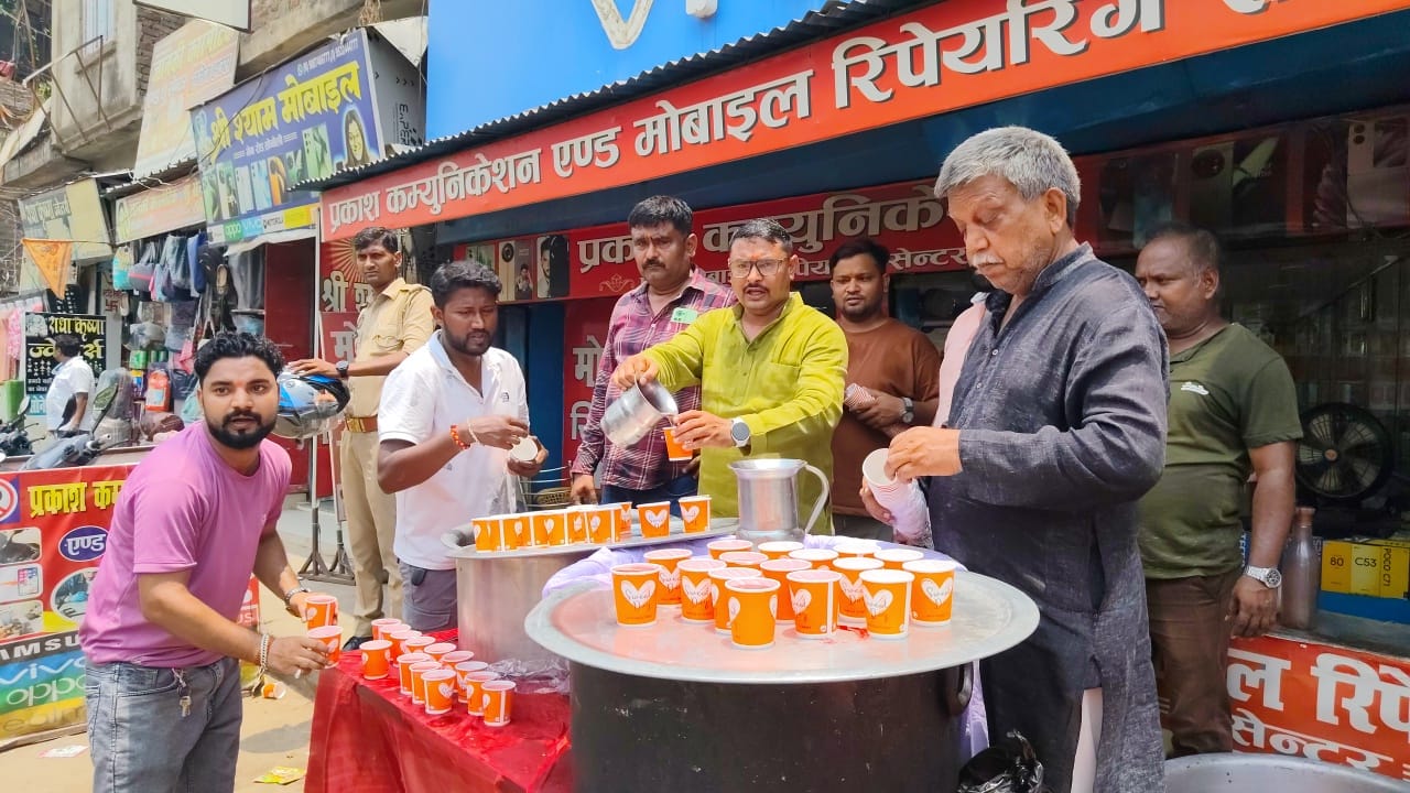 सोनौली:पूर्व चेयरमैन प्रत्याशी बैजू यादव के नेतृत्व में राहगीरों को पिलाया गया ठंडई शरबत