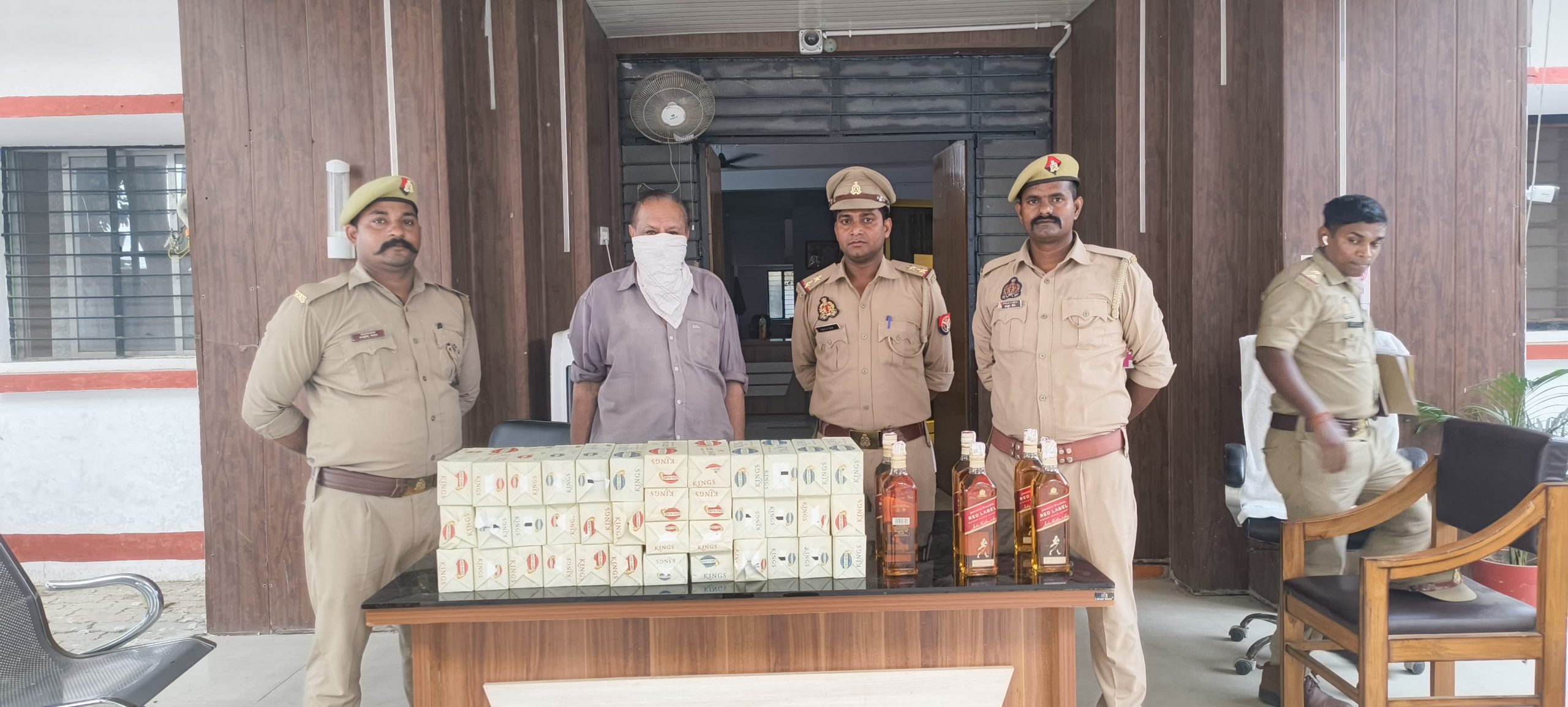 सोनौली:भारत-नेपाल सीमा पर अवैध शराब व सिगरेट के साथ तस्कर गिरफ्तार
