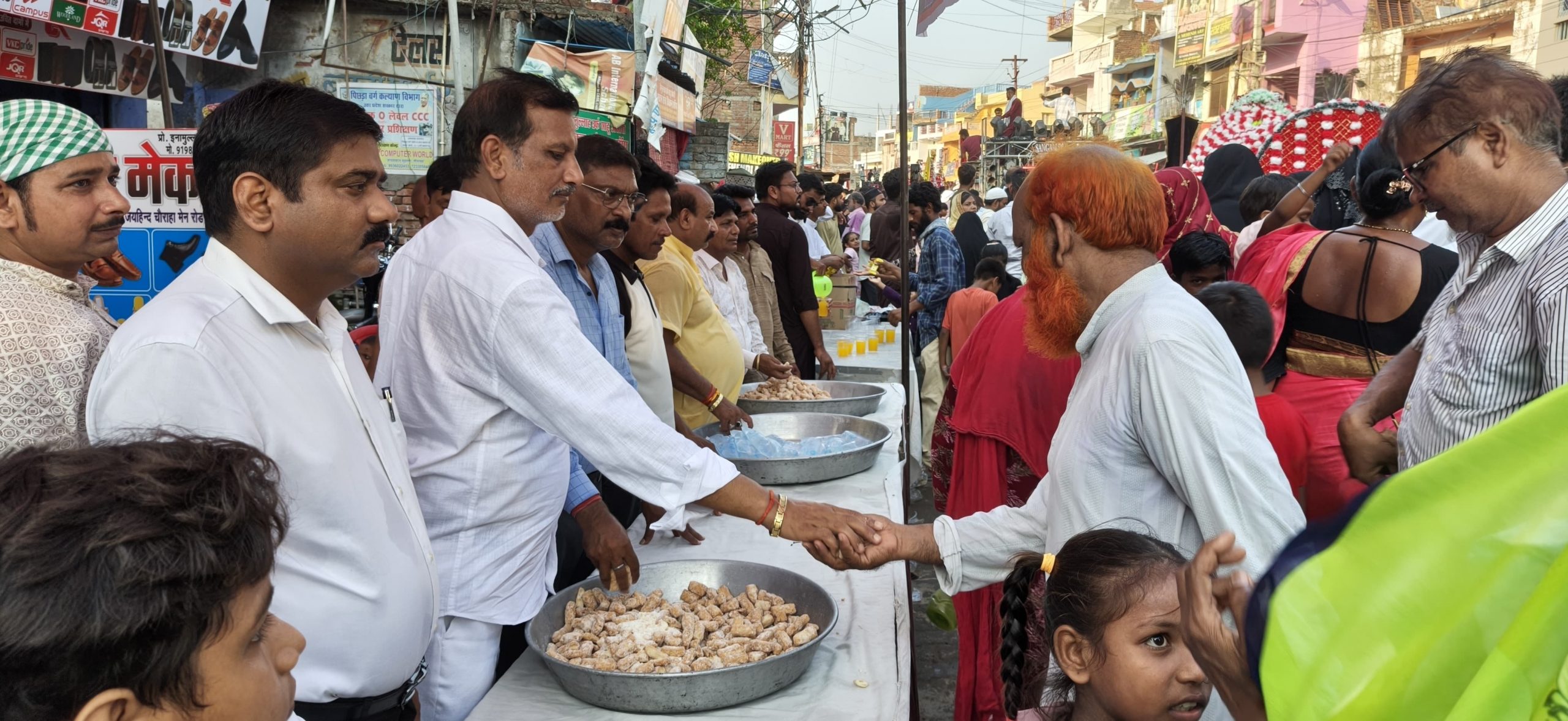 नौतनवा:मोहर्रम जुलूस में बृजेश मणि त्रिपाठी ने जायरीनों की सेवा
