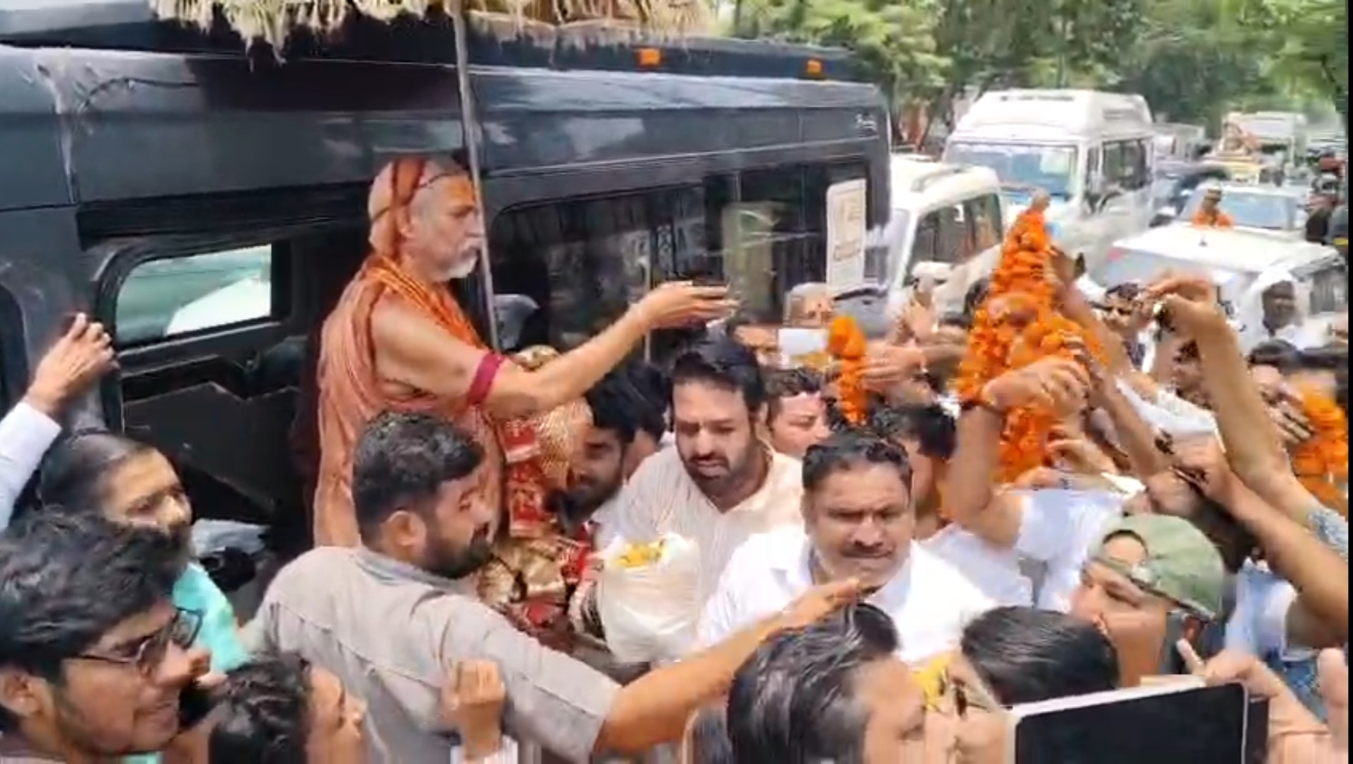 राम मंदिर के दान मे चोरी हो रहा है, क्लियर डिसीजन नहीं होगा, टाइम टलता जायेगा, कोई नयी घटना हो जायेगी फिर कैमरे उधर चले जायेंगे:- अविमुक्तेश्वरानन्द