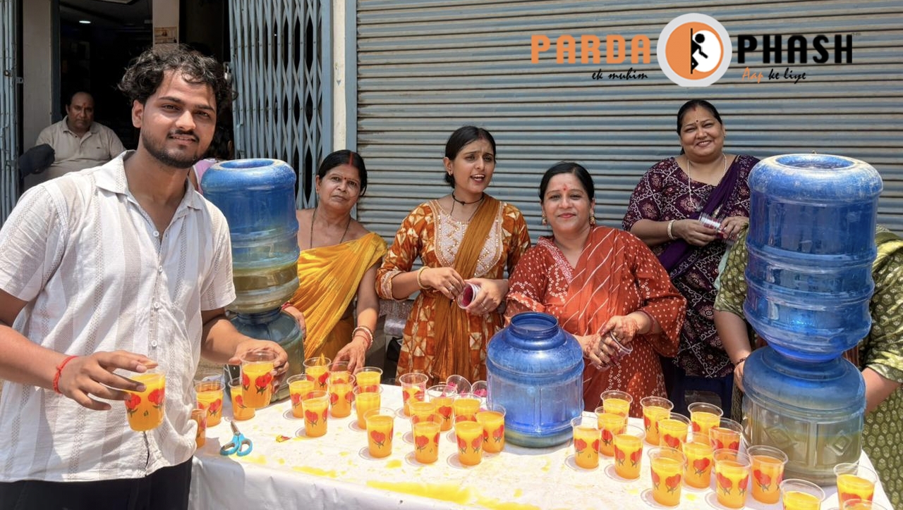 एकादशी पर राधे-राधे सेवा समिति का सराहनीय प्रयास, डॉ. दिलीप यादव की अगुवाई में राहगीरों को पिलाया गया ठंडई शरबत