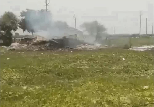 लखनऊ में लाइसेंसी पटाखा फैक्ट्री में जोरदार विस्फोट, युवती की मौत, एक युवक गंभीर
