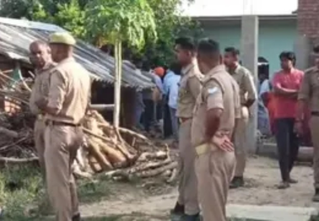 प्रयागराज तिहरा हत्याकांड: घर में दौड़ा-दौड़ाकर एक ही परिवार के तीन लोगों की बेरहमी से हत्या, इलाके में दहशत
